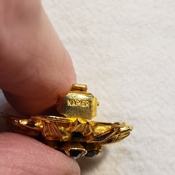 Stunning Vintage Napier Goldtone Clip on Floral Earrings with Rhinestones - Picture 6 of 6